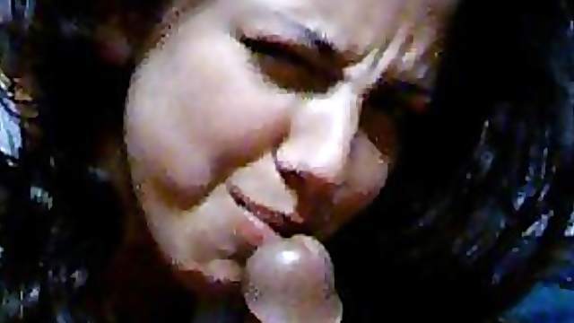 Cute Indian GF Sucks Cock in a Homemade Porn Vid