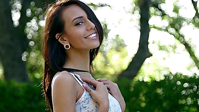 Foxy model Janice Griffith spreads her legs to be fucked hard