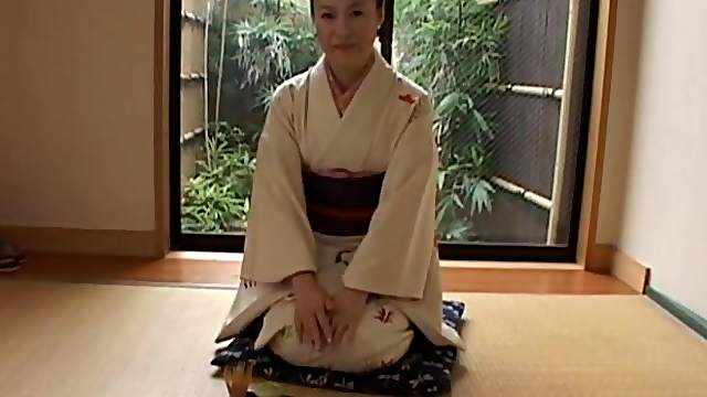 Japanese babe spreads her legs to be licked and fucked in missionary