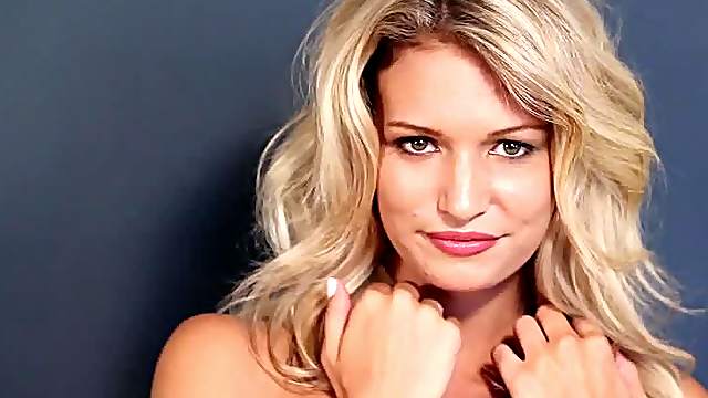 Living rooms seductions with a naughty blond Mandy Marie