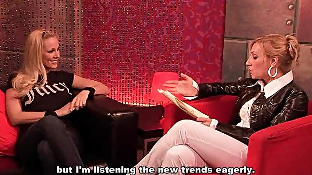 The hottest porn actress Sandy gets interviewed