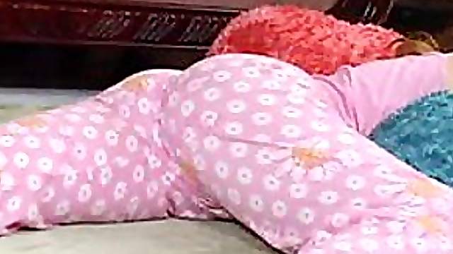 Kinky Lesbian Plays With Her Sleeping Friend's Tushy