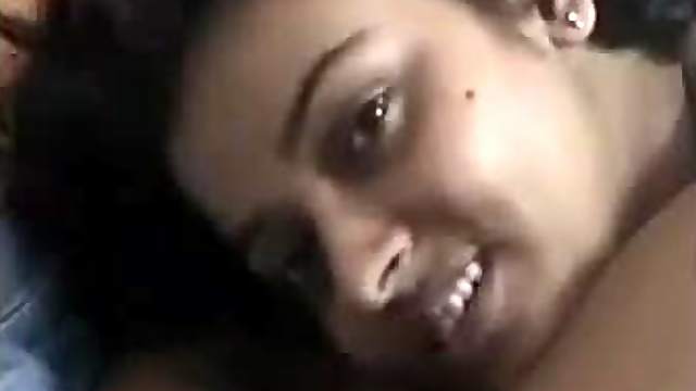 Horny Indian honey loves fucking her boyfriend on cam