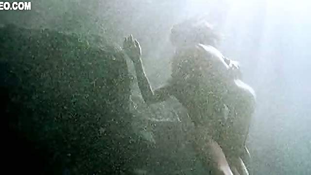 Sexy Juliette Lewis Shows It All In a Bonerific Underwater Sex Scene