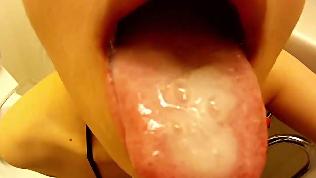 Yuuna Takizawa sucks a cock and eats the cum which she gets