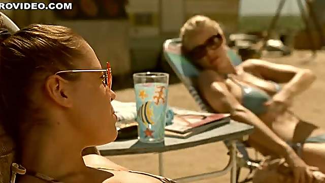 Stunning Babes Agnes Bruckner and Kelli Garner Sunbathing In Bikini