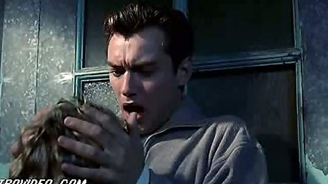 Delicious Babe Jennifer Jason Leigh Getting Frisky With Jude Law
