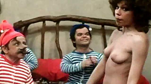 Slutty Retro Babe Anne Gaybis Shows It All In a Hot Musical Scene