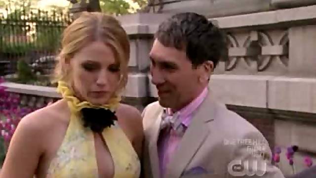 Unbelievably Beautiful Blonde Blake Lively Showing Her Hot Cleavage