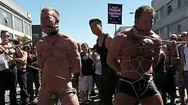 Gay bondagge scene with kinky hunks ç