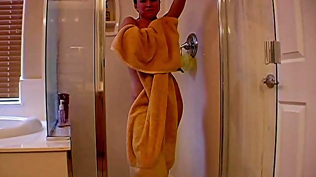 Stunning amateur solo model Annabelle is getting ready