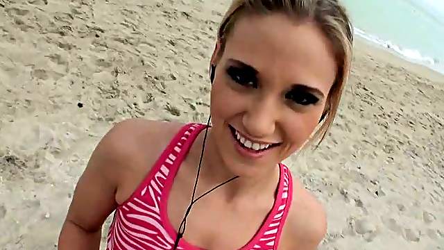 Shelby Paige gives a blowjob to muscular guy and gets fucked