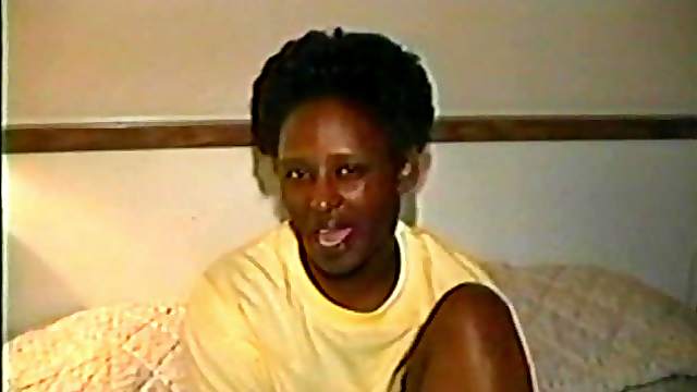 Ebony babe plays with her new toys in amateur clip