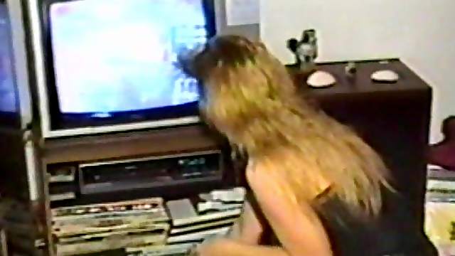Chubby blonde masturbates her cunt in a vintage solo scene