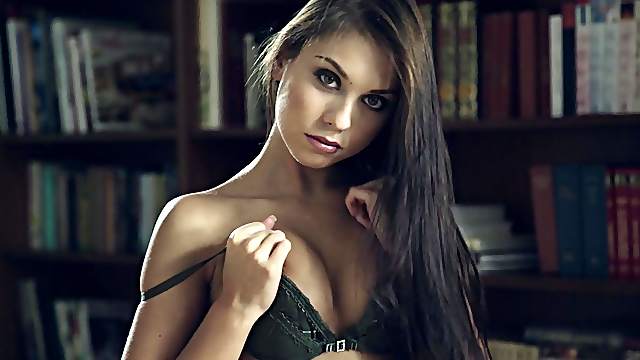 A very erotic solo scene with the beautiful Sabrisse