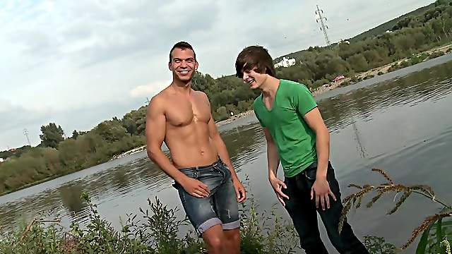 A twink and his well-built BF enjoy having sex by the pond
