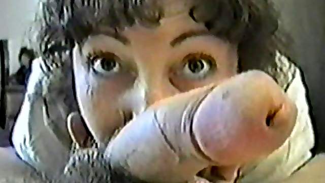 This mature woman shows off her incredible oral skills