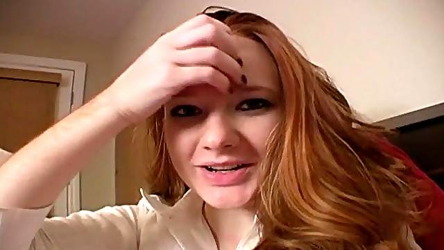 Hot girl knows how to play with her own pussy