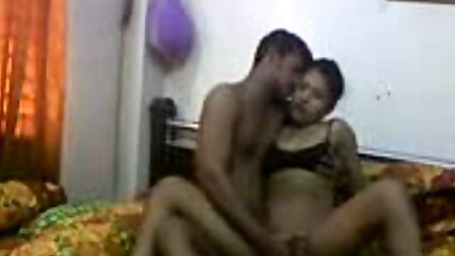 Amateur chick wearing a bra gets fucked by her BF in homemade clip