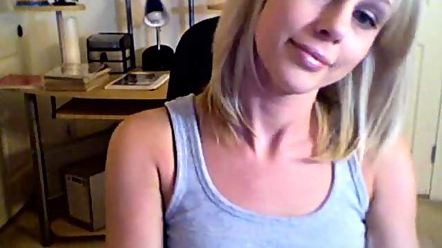 Flirtatious Li Ann meets a guy online & teases him on webcam