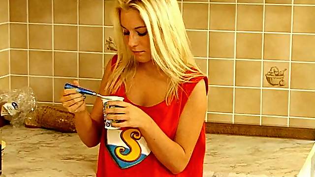 Buxom blonde has her juicy cunt stretched in the kitchen hardcore
