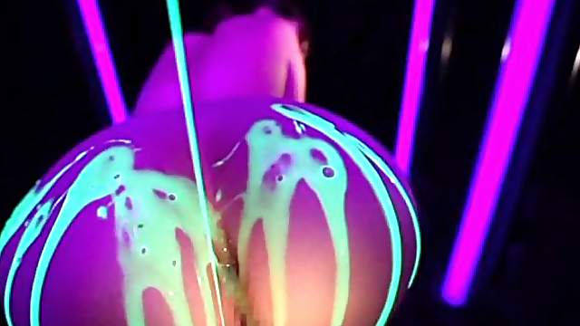 She gets her pussy toyed and her ass splattered in jizz