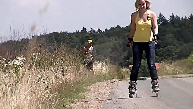 Rollerblading with his lady and fucking her hot hole outdoors