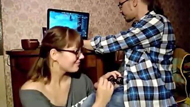 Blowjob for a gamer from an amateur girl