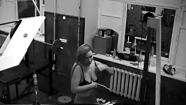 Hot Babe Showing Her Sexy Body At The Gym