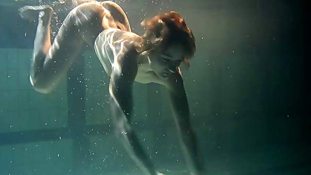 Redhead solo model teen showcasing her nice ass in the pool