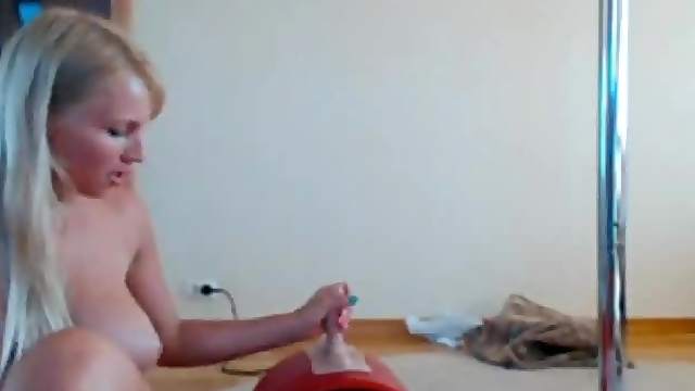 Webcam Blonde Cumming On The Sybian 2