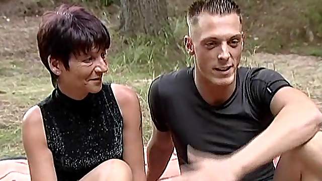 Mature babe takes her gu to a lake to drill her pussy doggy style