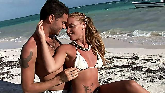 Kathia Nobili joins her hot friend for an amazing threesome game