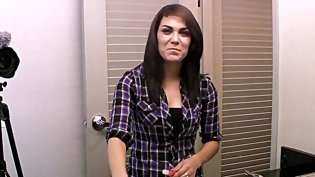 Ashley's pussy ravished by a man's hand before a blowjob session