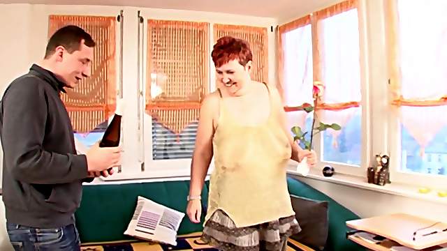 Nasty mature chick offers her body to an insatiable lover