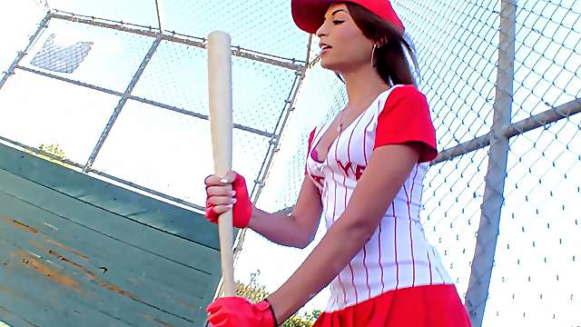 Amber Rayne wants to feel a guy's big cock in her anus