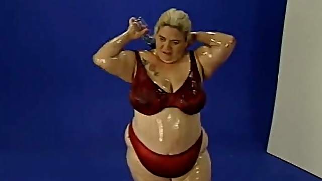 oiled chubby drilled lovely using big toy while she moans