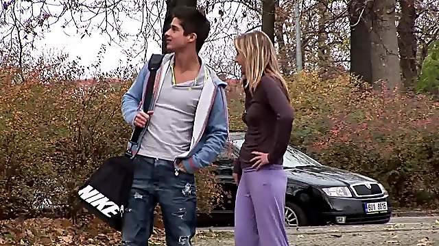 Sexdriven young slut Tracy invites her date into her pink girly bedroom