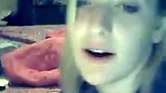 Blonde bimbo masturbating on cam