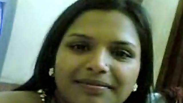 Sexy mature indian lady shows of her nice tits and teasing on webcam