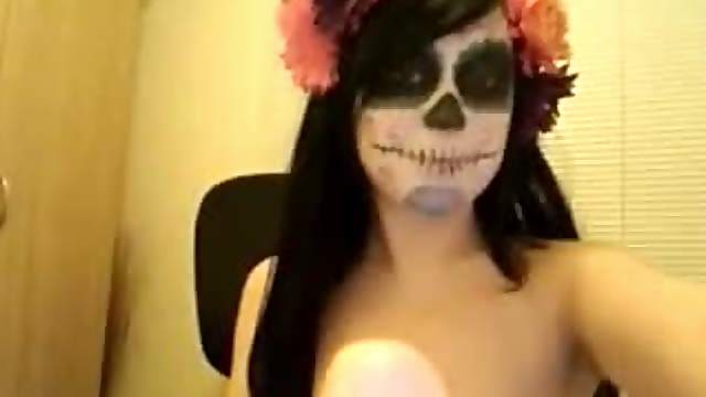 Skull Candy Hottie Shows Her Amazing Body