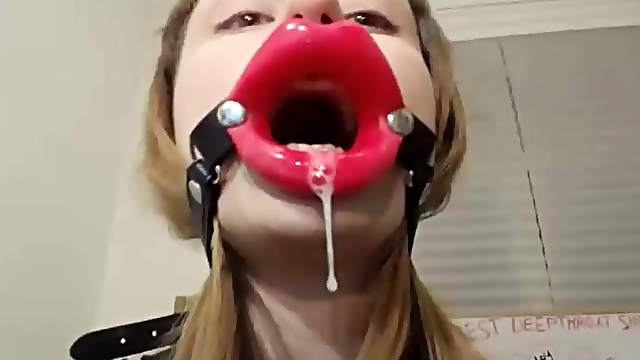 Flirtatious Amateur Sucks On A Dildo For You