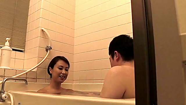 Lucky guy gets a perfect blowjob from a perfect babe in the bathtub
