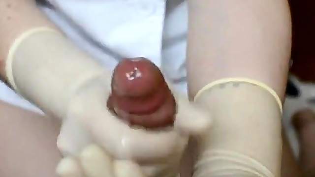 Nursesexy using latex gloves in a handjob and the patient finish in her hands