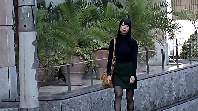 Kurokawa Sumire masturbates on the chair using her favorite sex toy
