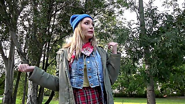 Outdoor hardcore fuck is all that horny Lola Bambola wants to do