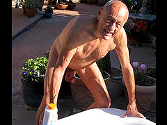 Spanish old man filmed his masturbation in the backyard