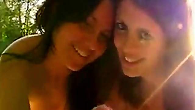 Zwei Babes schöne Kleiderbügel geben hj am See