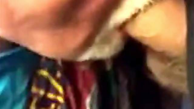 Alter schwuler Fremder lutscht meinen Schwanz in der Toilette