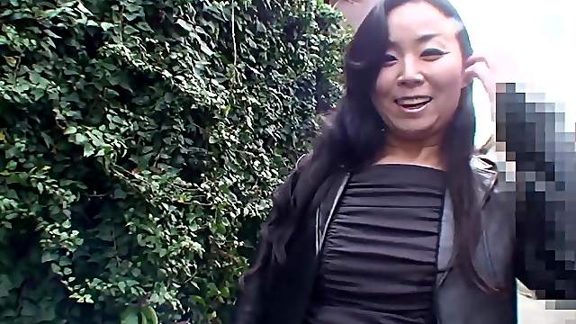 Japanese mature Takako Nishazawa fucked missionary style